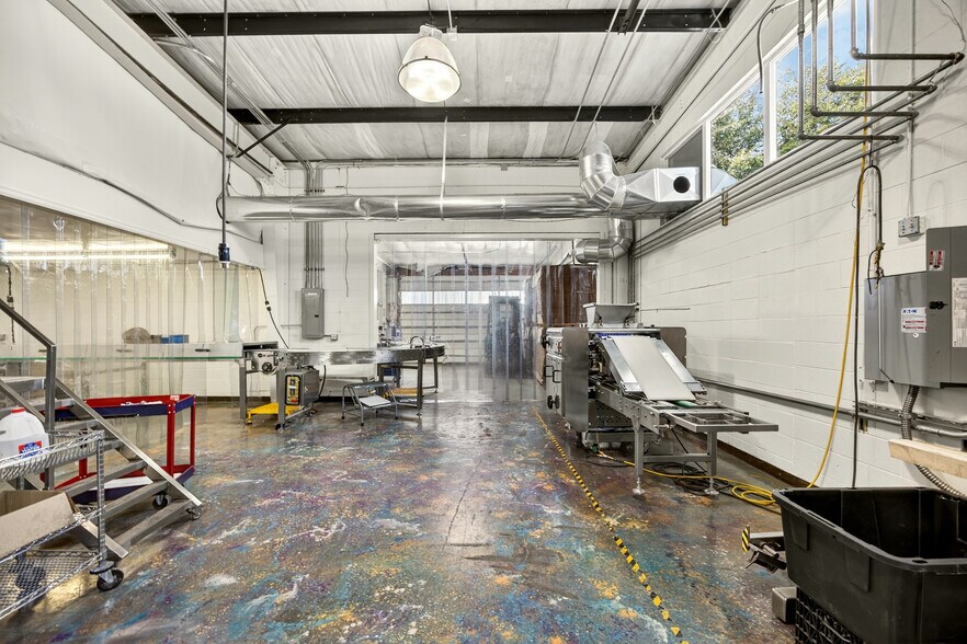 More Photos Of 3100 Merriman Rd, Medford Warehouse For Sale