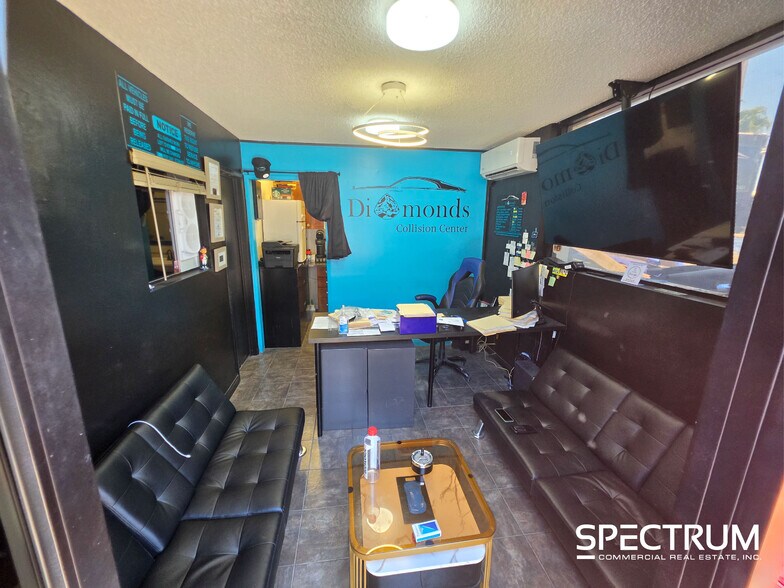 More Photos Of 14748 Calvert St, Van Nuys Service For Lease