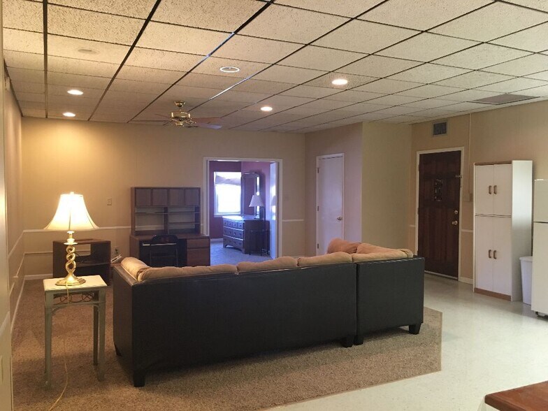 More Photos Of 301 S 7th St, Quincy Light Distribution For Sale