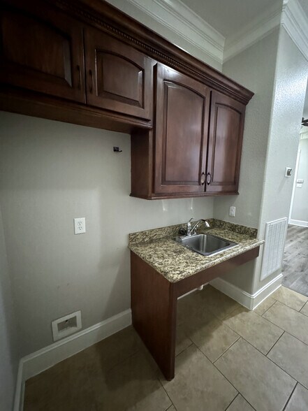 More Photos Of 11601 Spring Cypress Rd, Tomball Medical For Sale