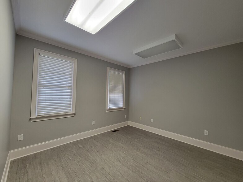 More Photos Of 182 Ben Burton Cir, Bogart Office For Sale