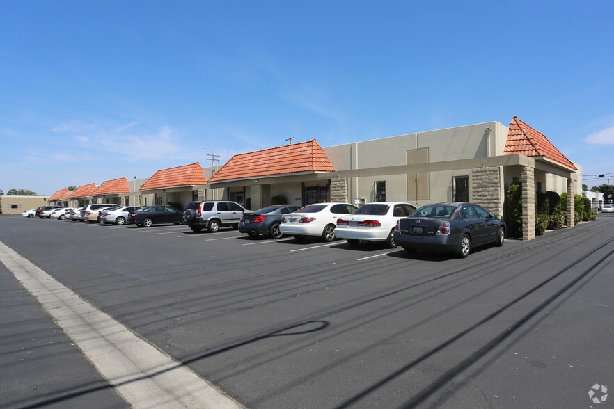 More Photos Of 3615-3633 W Warner Ave, Santa Ana Warehouse For Lease