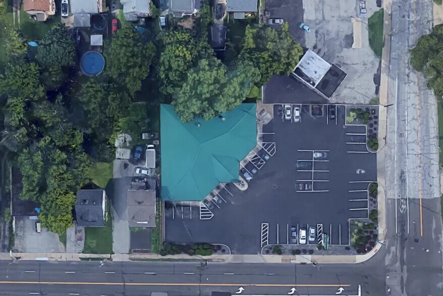 More Photos Of 2072 E Midlothian Blvd, Youngstown Freestanding For Lease