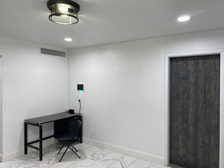 More Photos Of 2404 Oakwood Dr, Odessa Storefront For Sale