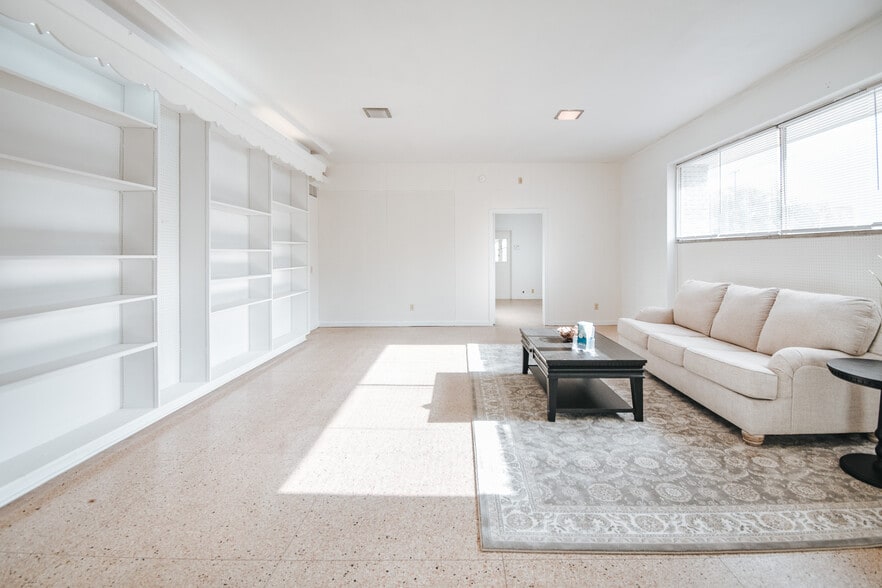 More Photos Of 305 N Laurent St, Victoria Flex For Lease