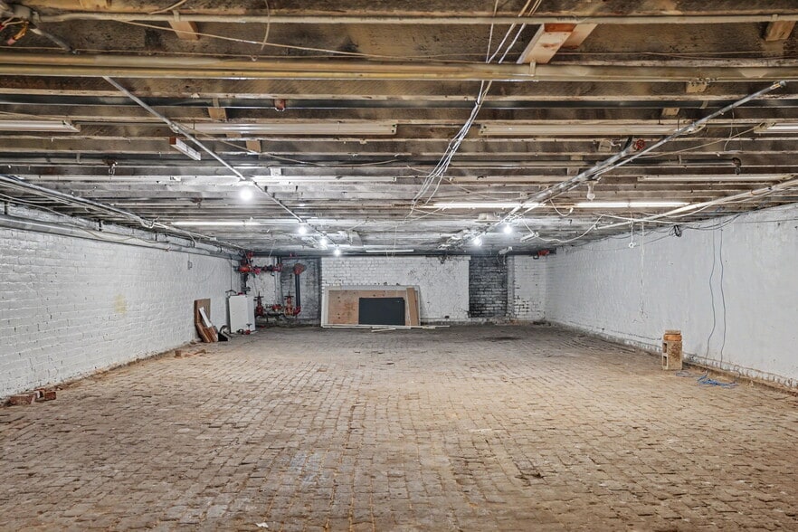 More Photos Of 318 W Broughton St, Savannah Storefront Retail Residential For Lease