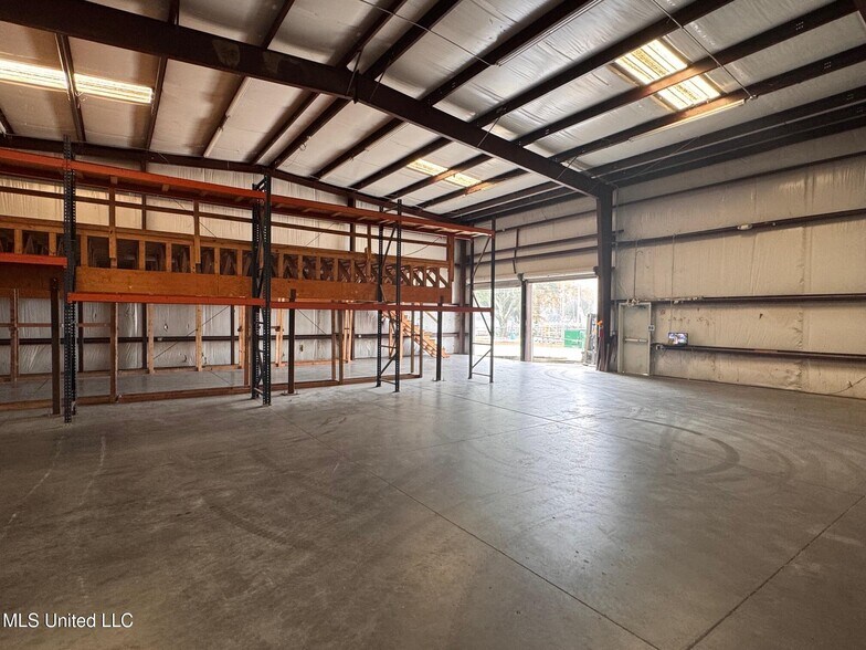 More Photos Of 610 A Ave, Gulfport Industrial For Lease