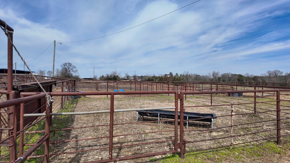 More Photos Of 99 Stacks Dr, Damascus Horse Stables For Sale