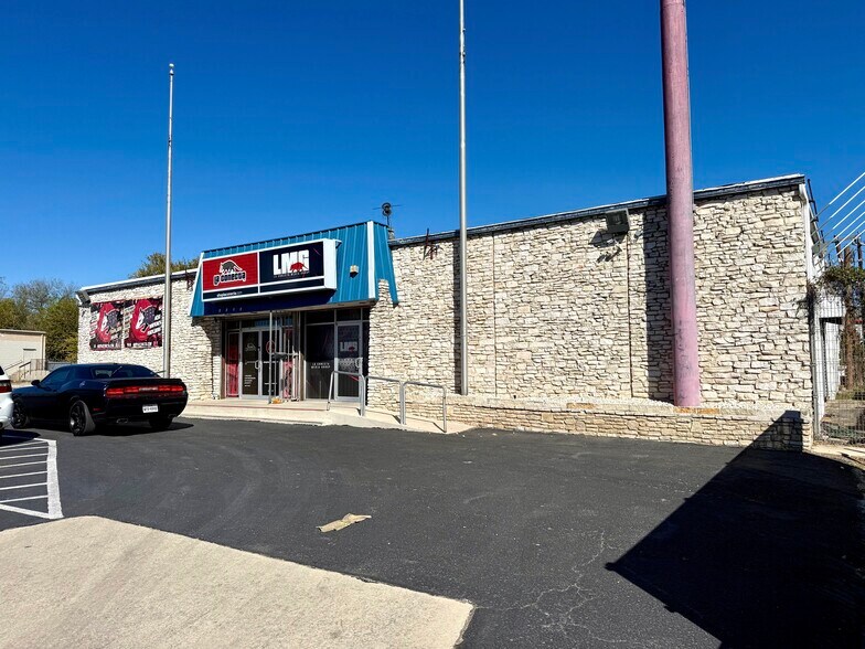 More Photos Of 5607 Kenwick St, San Antonio Showroom For Lease