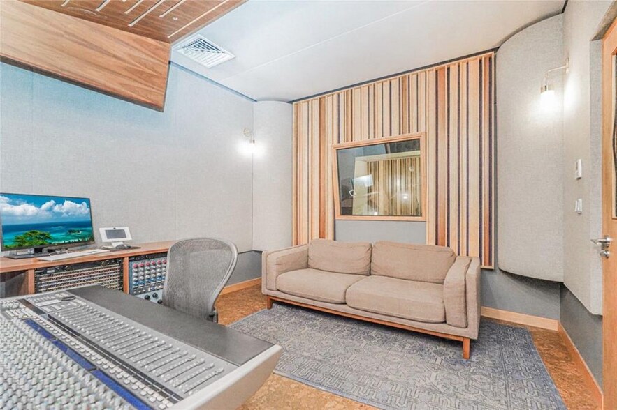 More Photos Of 332 Douglass St, Brooklyn Warehouse For Sale