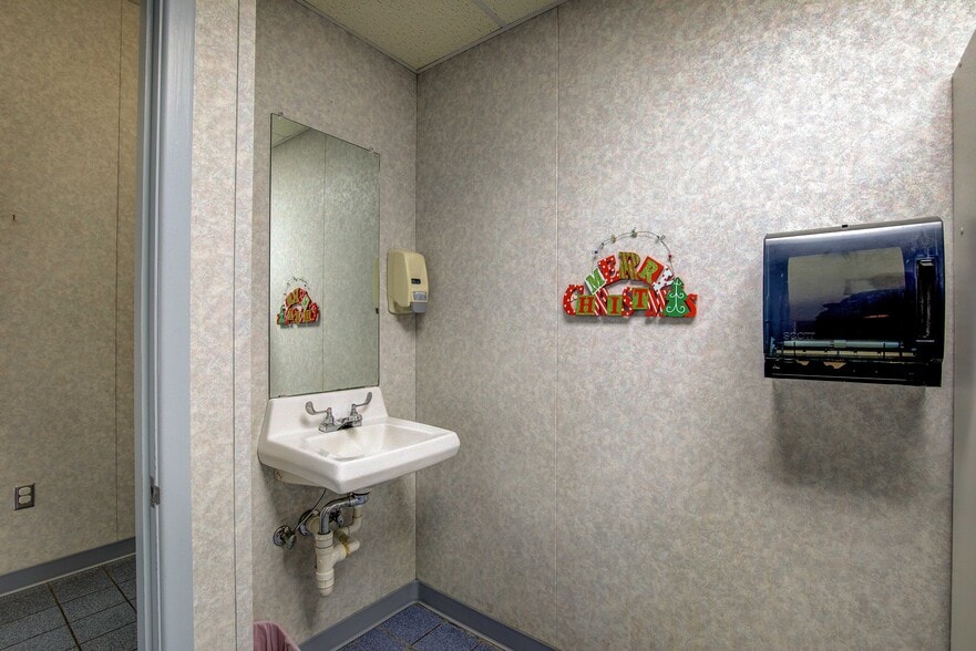 More Photos Of 1430 S Broadway St, Sulphur Springs Carwash For Sale