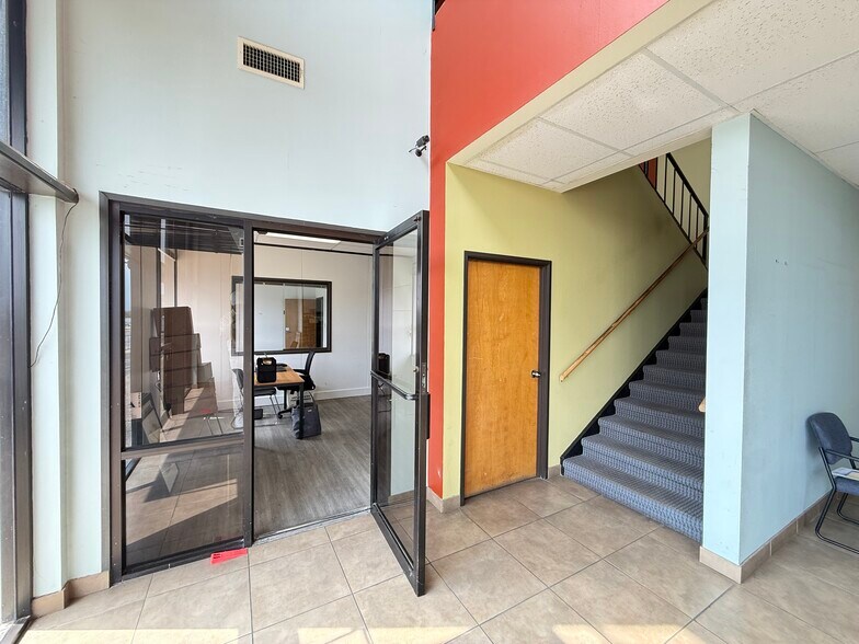 More Photos Of 1606 Headway Cir, Austin Light Manufacturing For Lease