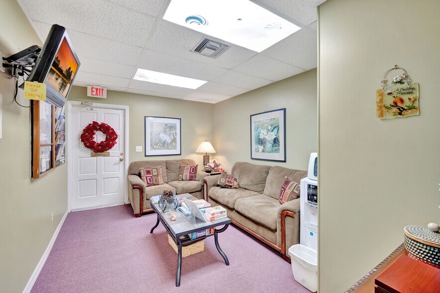 More Photos Of 2889 10th Ave N, Lake Worth Medical For Lease