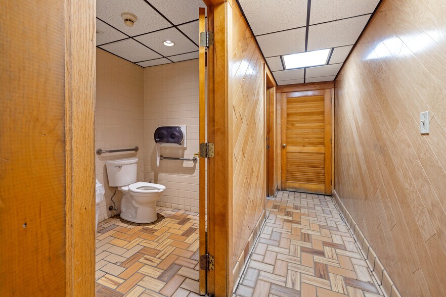 More Photos Of 733 Bedford St, Whitman Restaurant For Sale