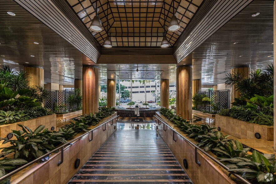 More Photos Of 1001 Brickell Bay Dr, Miami Office For Lease