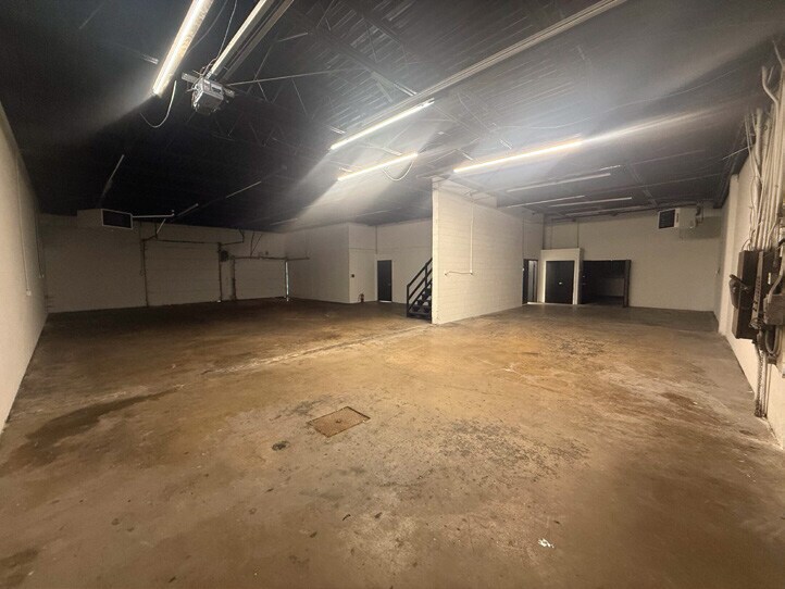 More Photos Of 5306-5312 N Keystone Ave, Indianapolis Showroom For Lease