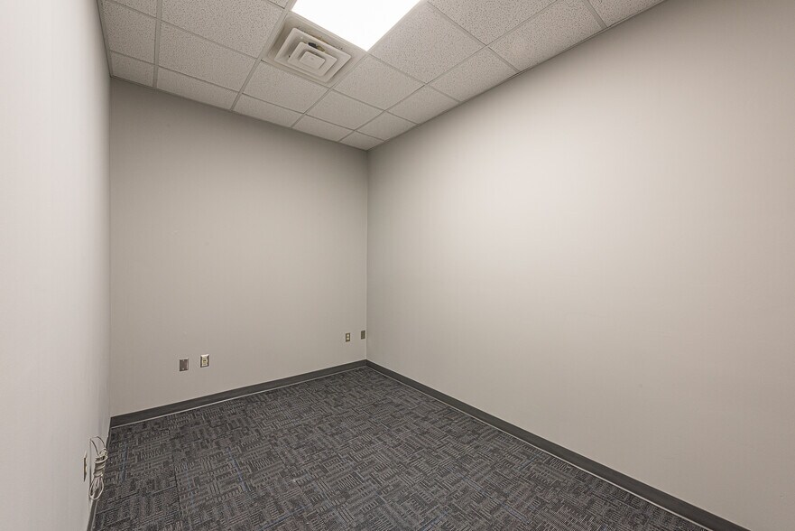 More Photos Of 5501 Pinnacle Point Dr, Rogers Office For Lease