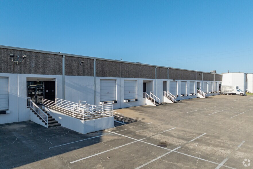 Primary Photo Of 3912-3922 Dunvale Rd, Houston Light Distribution For Lease