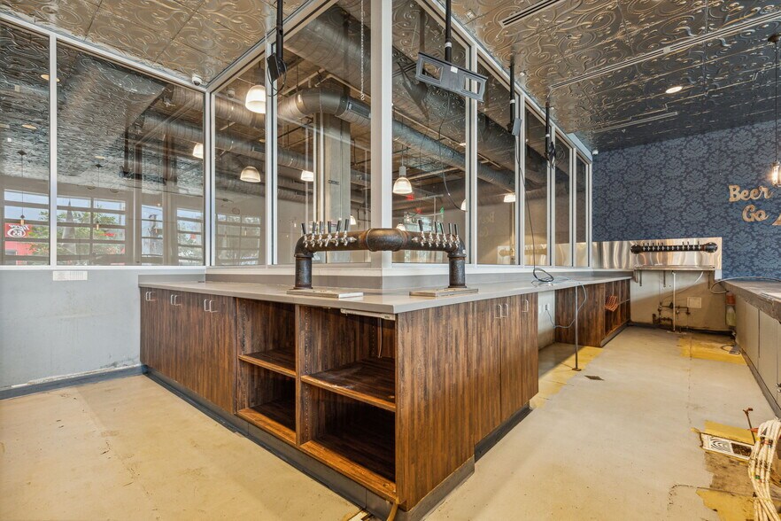 More Photos Of 340 Singleton Blvd, Dallas Restaurant For Lease