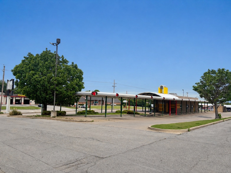 Primary Photo Of 1919 S Memorial Dr, Tulsa Fast Food For Lease