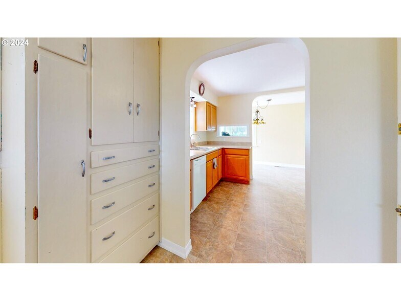 More Photos Of 905 Broadway St, Longview Specialty For Sale