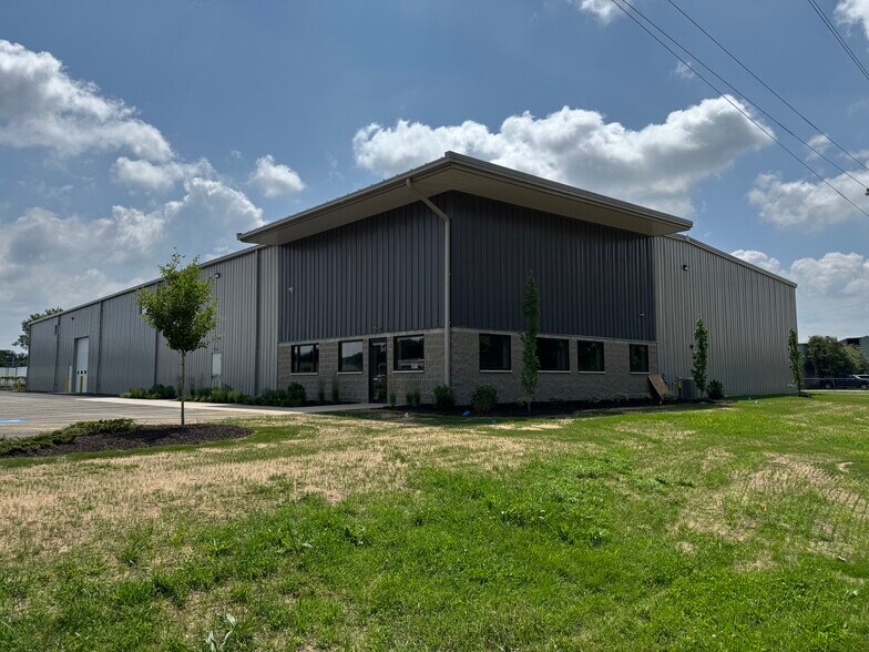 Primary Photo Of 2604 Jeanwood Drive, Elkhart Distribution For Lease