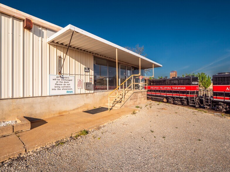 More Photos Of 1 W Choctaw Ave, Mcalester Flex For Sale