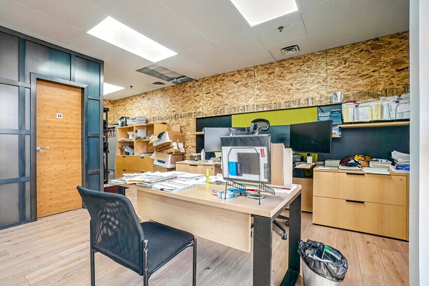 More Photos Of 1390 Rue Newton, Boucherville Flex For Lease
