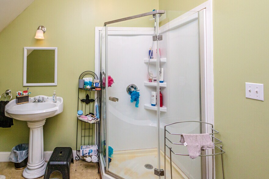 More Photos Of 12 Middle St, Lancaster Flex For Sale