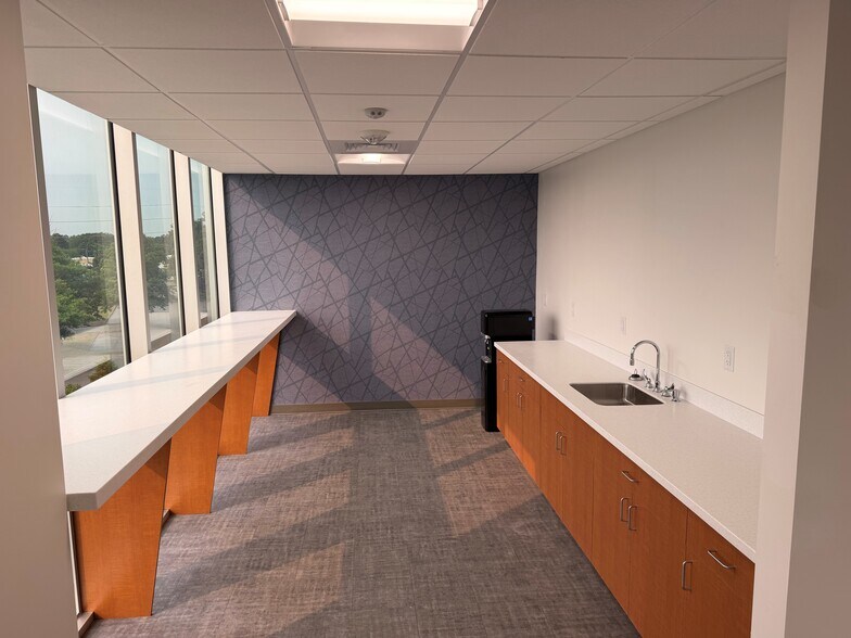 More Photos Of 160 Newtown Rd, Virginia Beach Office For Lease