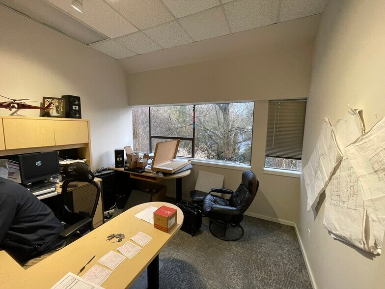 More Photos Of 13222-13228 SE 30th St, Bellevue Showroom For Lease