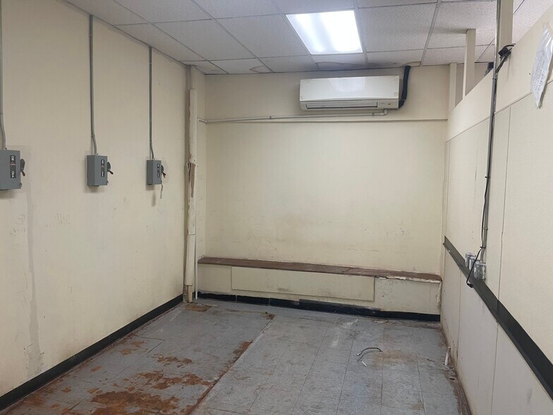 More Photos Of 41-10 29th St, Long Island City Storefront Retail Office For Lease