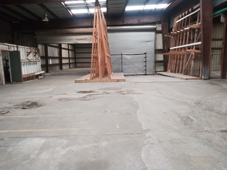 More Photos Of 5017 N Coolidge Dr, Tampa Warehouse For Lease