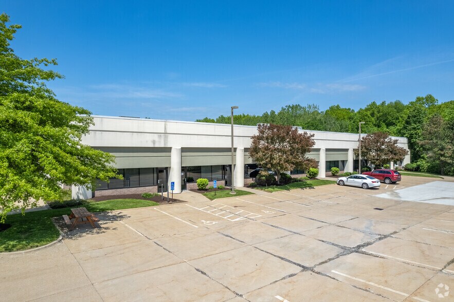 More Photos Of 1505 Corporate Woods Pky, Uniontown Flex For Lease