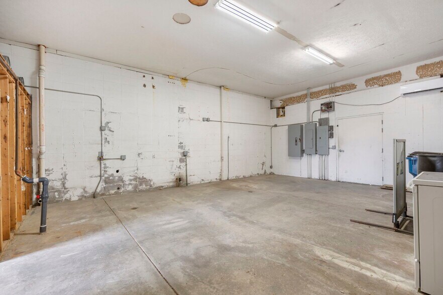 More Photos Of 418 N Old Wilderness Rd, Nixa Flex For Sale