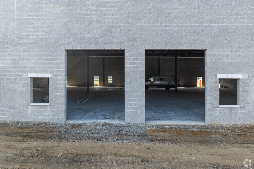 More Photos Of 100 Business Park Dr, Freehold Warehouse For Lease