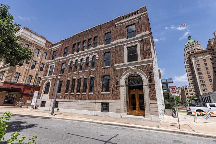 More Photos Of 200 Main Plz, San Antonio Office For Lease