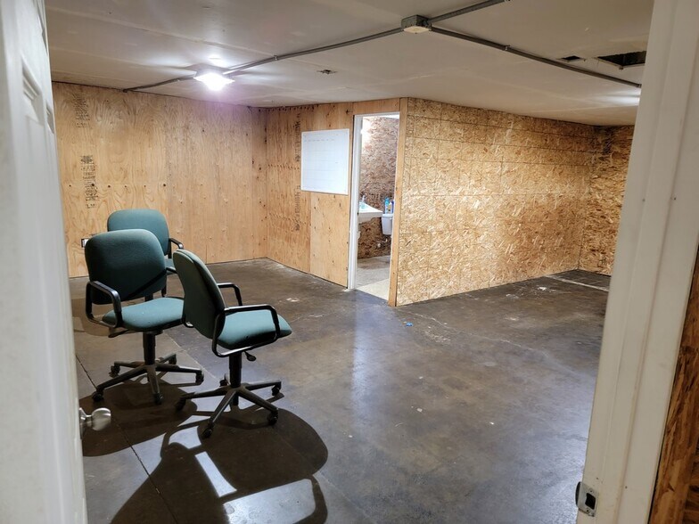 More Photos Of 3060 River Rd N, Salem Warehouse For Lease