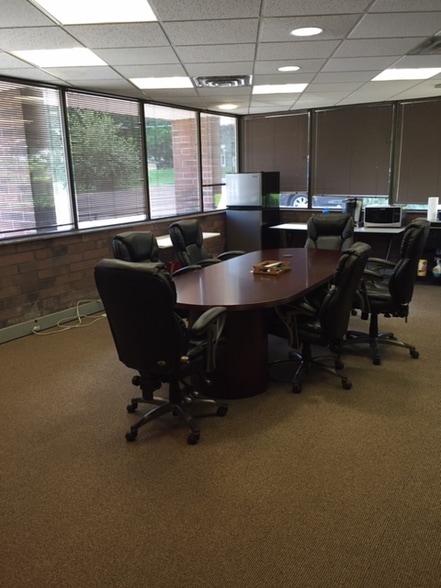More Photos Of 8801 Ballentine St, Overland Park Loft Creative Space For Lease