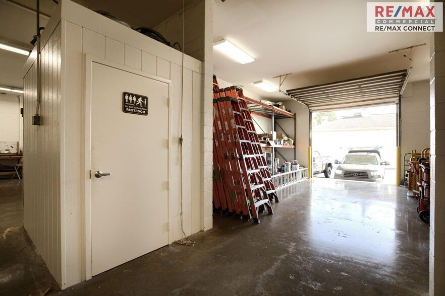 More Photos Of 2521 Hayes Rd, Hayes Light Distribution For Sale