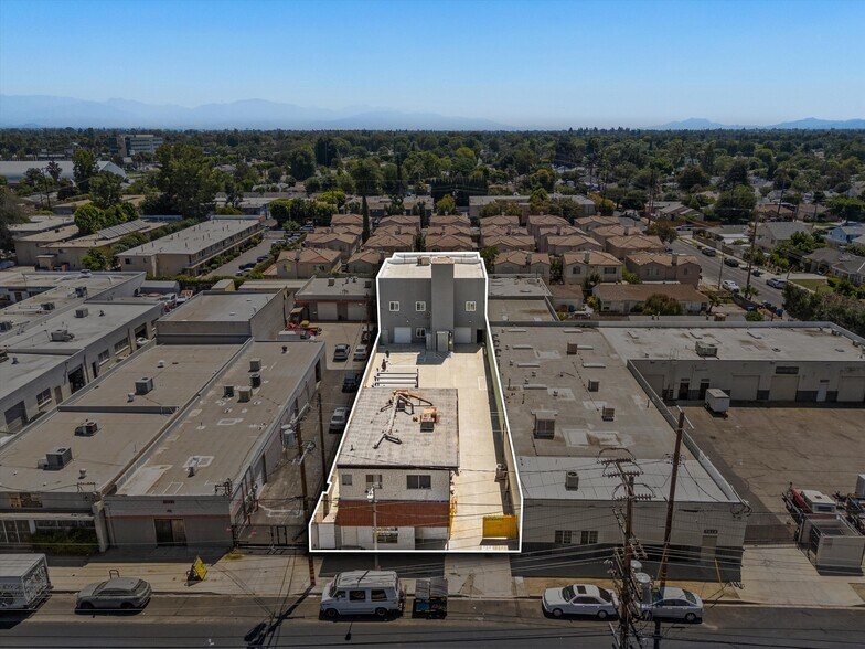 More Photos Of 7018 1/2 Darby Ave, Reseda Industrial For Lease