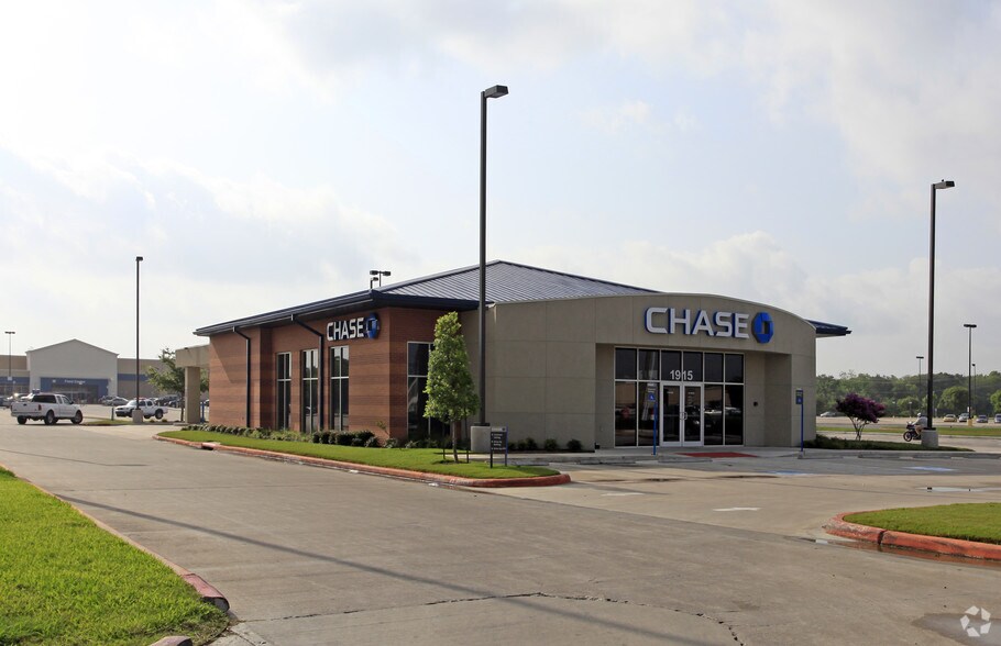 Primary Photo Of 1915 N Main St, Pearland Bank For Lease