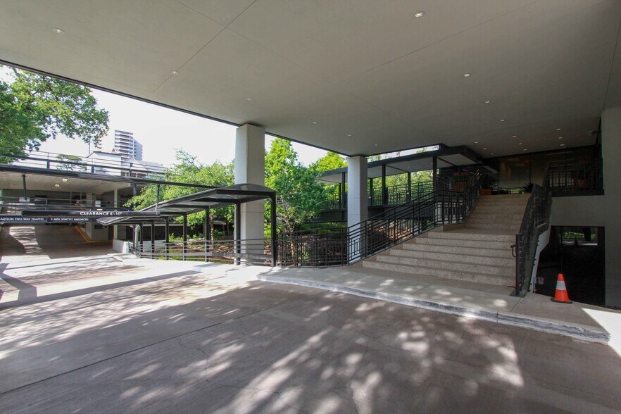 More Photos Of 17 S Briar Hollow Ln, Houston Office Residential For Lease