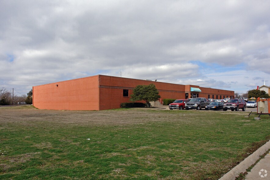 More Photos Of 2402 W Morton St, Denison Office For Lease