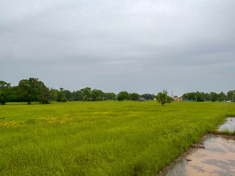 More Photos Of 300 W School St, Madisonville Light Distribution For Sale