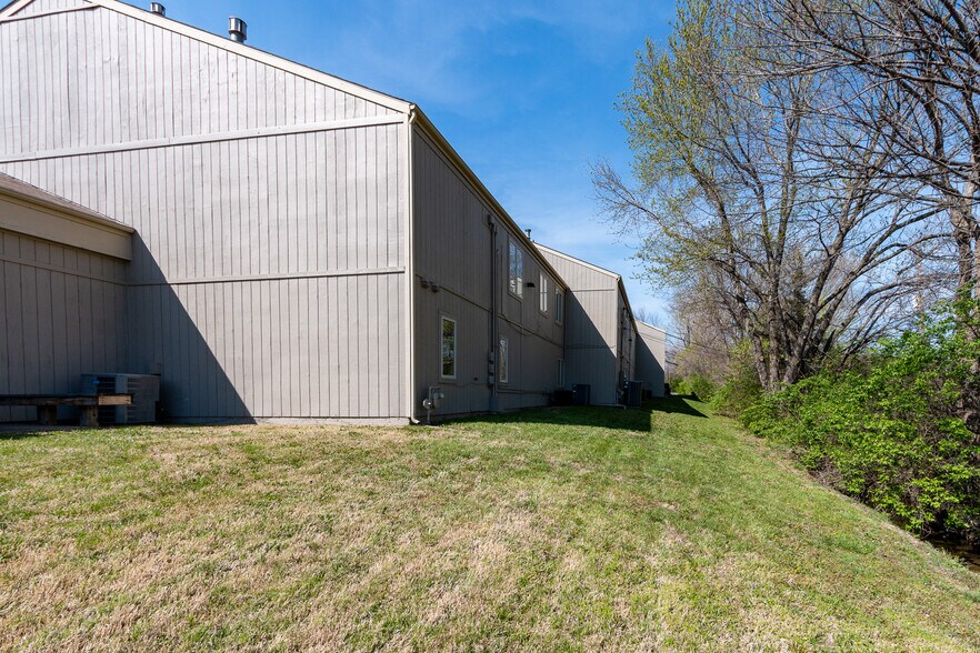 More Photos Of 2500 W 31st St, Lawrence Office For Sale