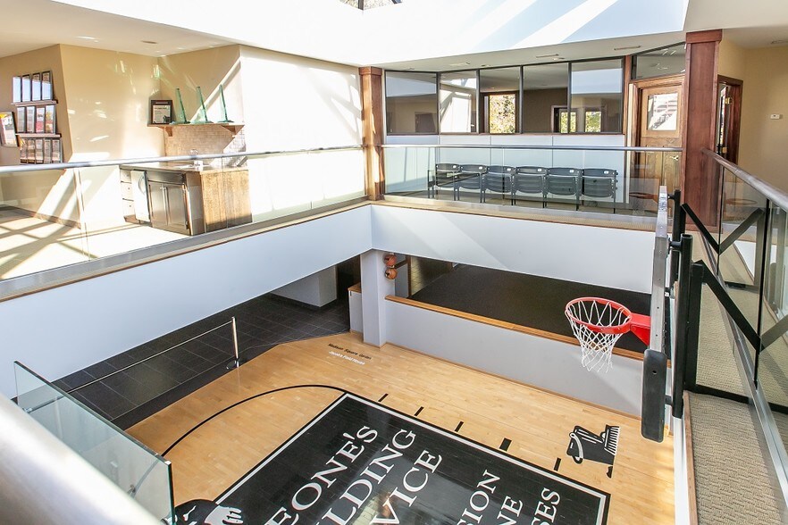 More Photos Of 2040 N Ferry St, Anoka Office For Sale