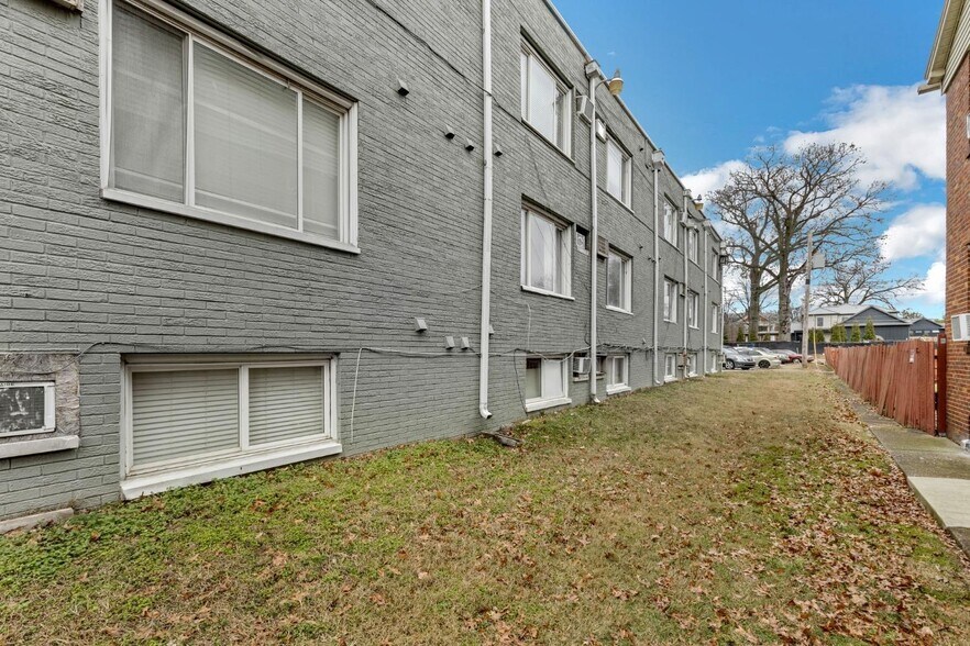 More Photos Of 1320 Parrett St, Evansville Apartments For Sale