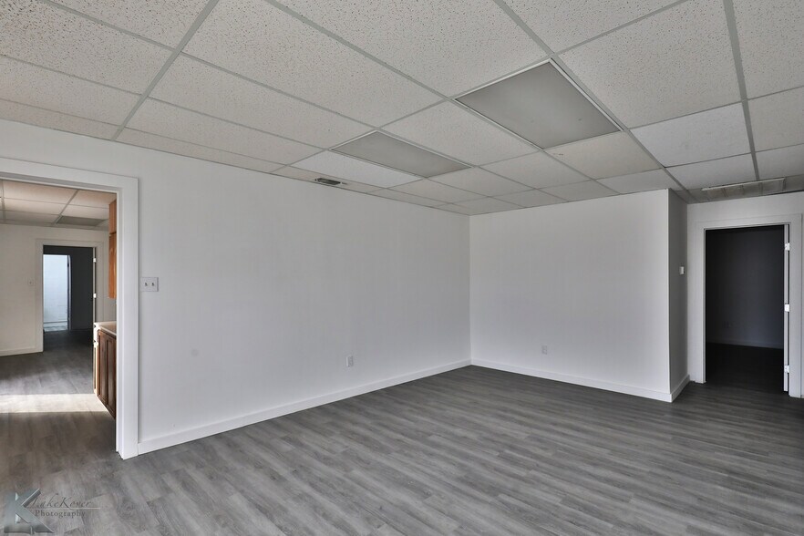 More Photos Of 411 E South 11th St, Abilene Warehouse For Lease