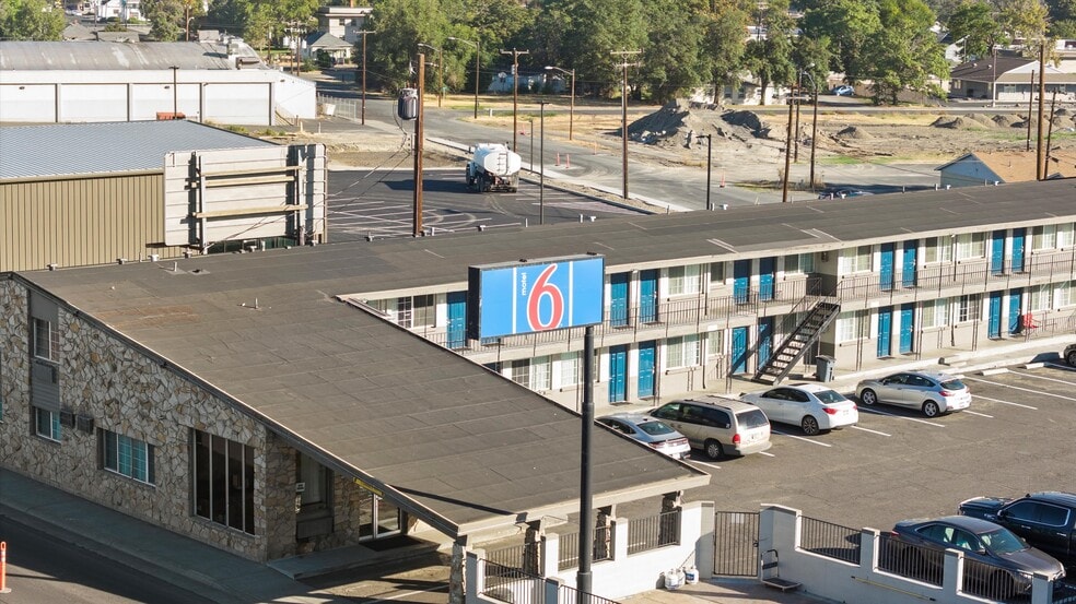 Primary Photo Of 635 S Highway 395, Hermiston Hotel For Sale